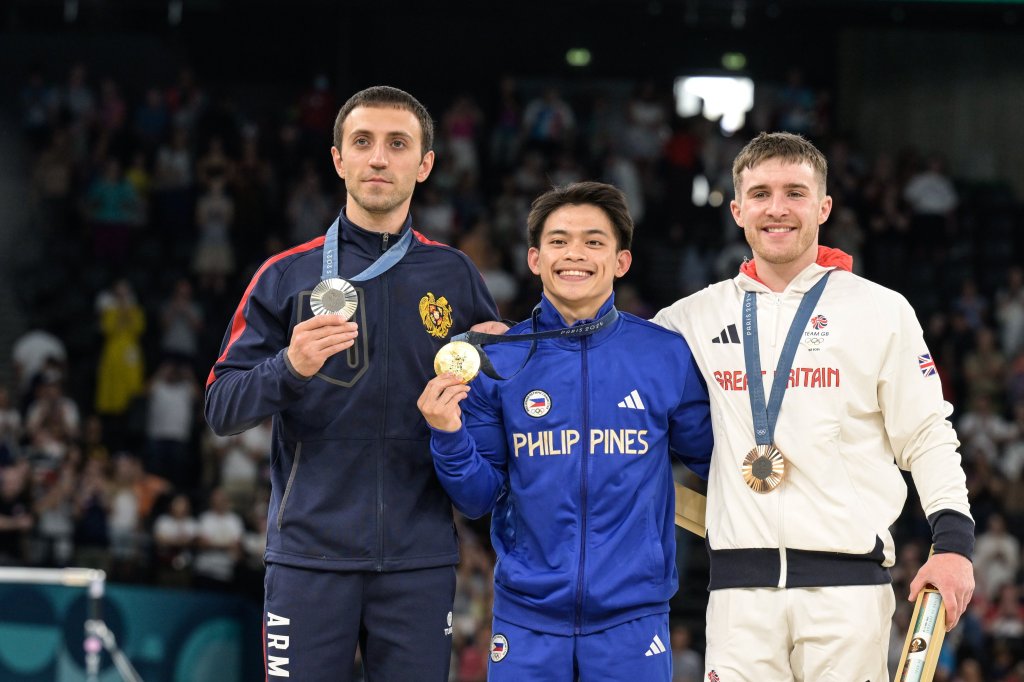 Podio Carlos Yulo en salto a caballo Juegos Olímpicos 2024